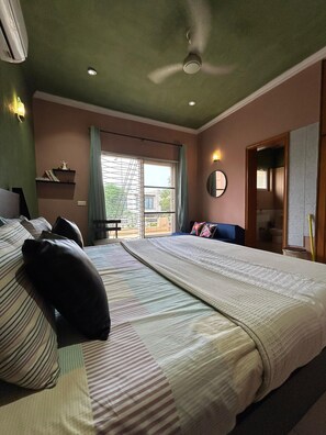 Iron/ironing board, free WiFi, bed sheets