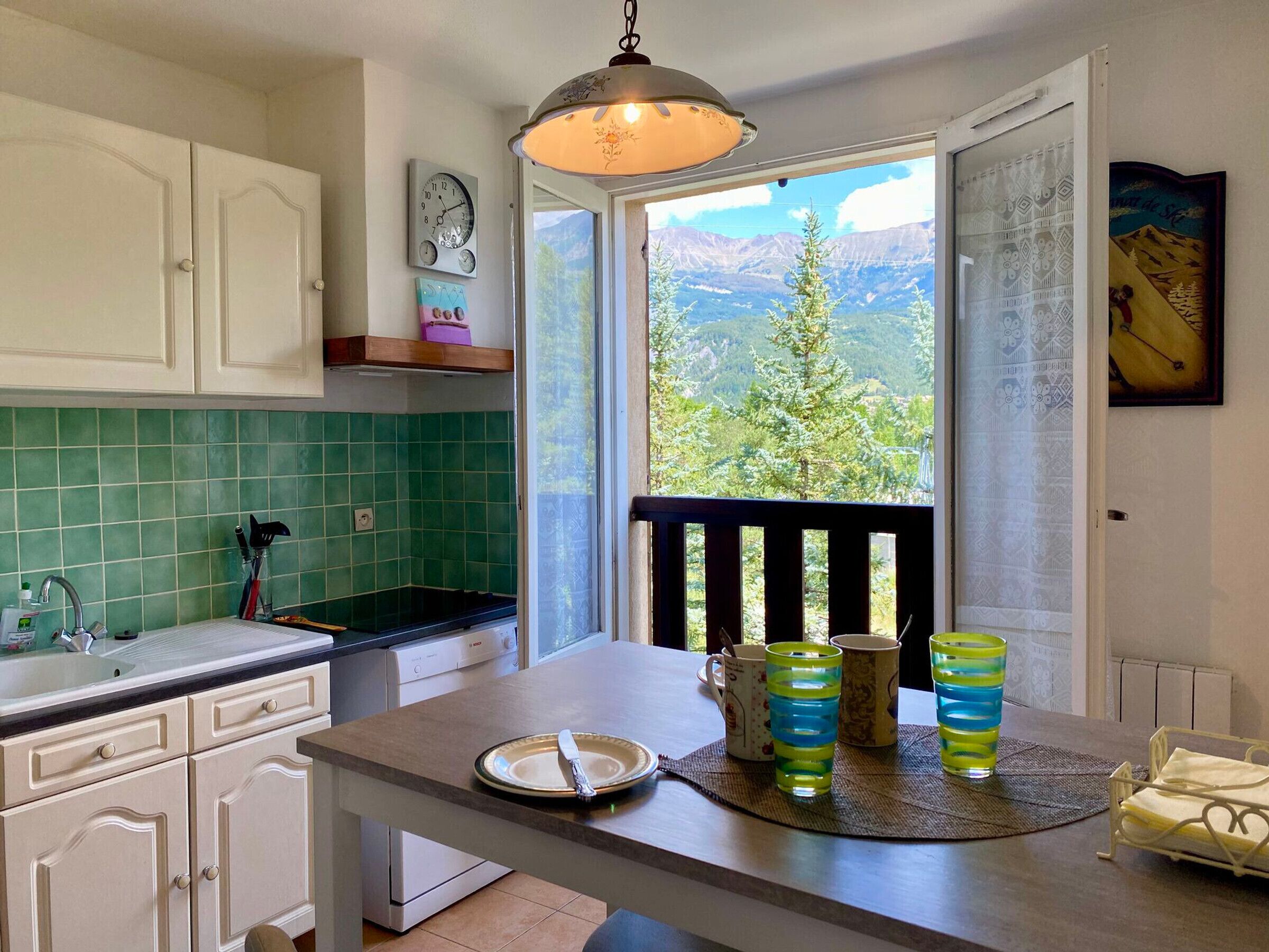 Een koelkast, een microgolfoven, een vaatwasser