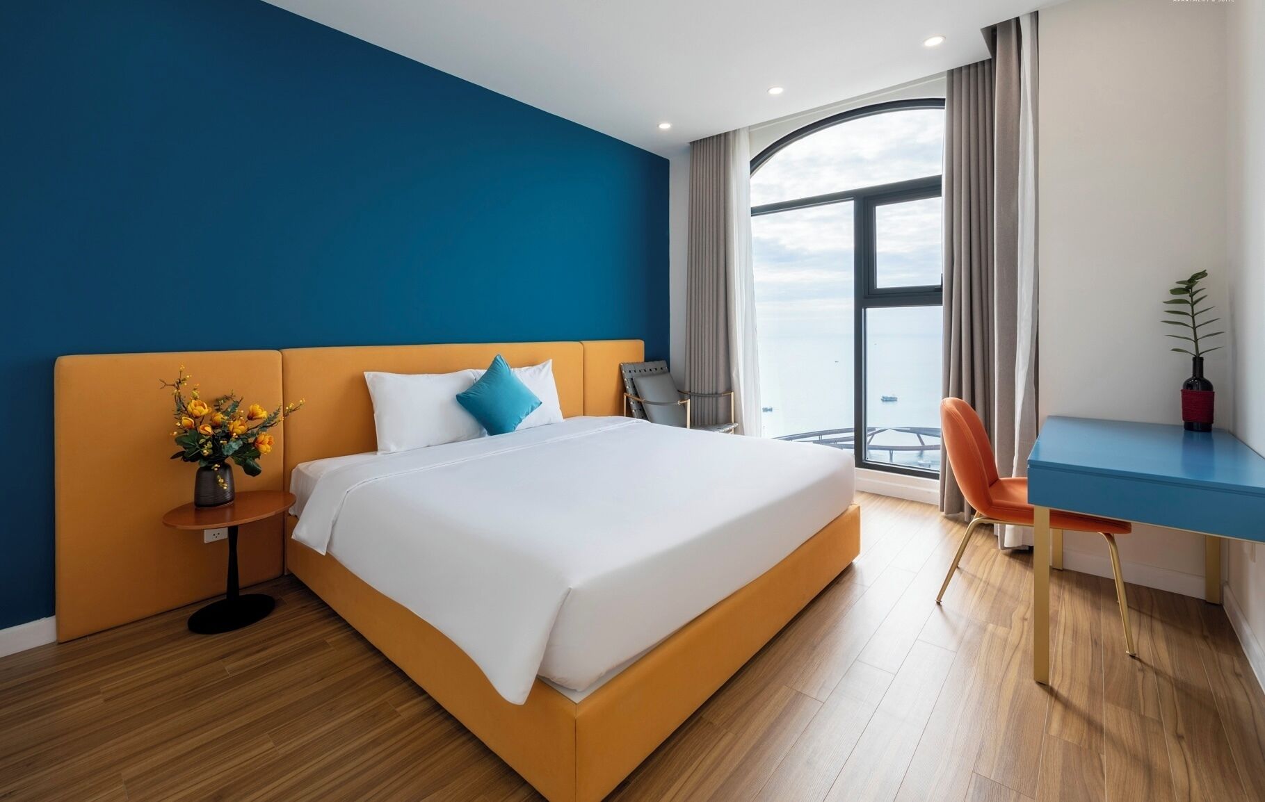 Ropa de cama de alta calidad, colchones con efecto memoria y minibar 