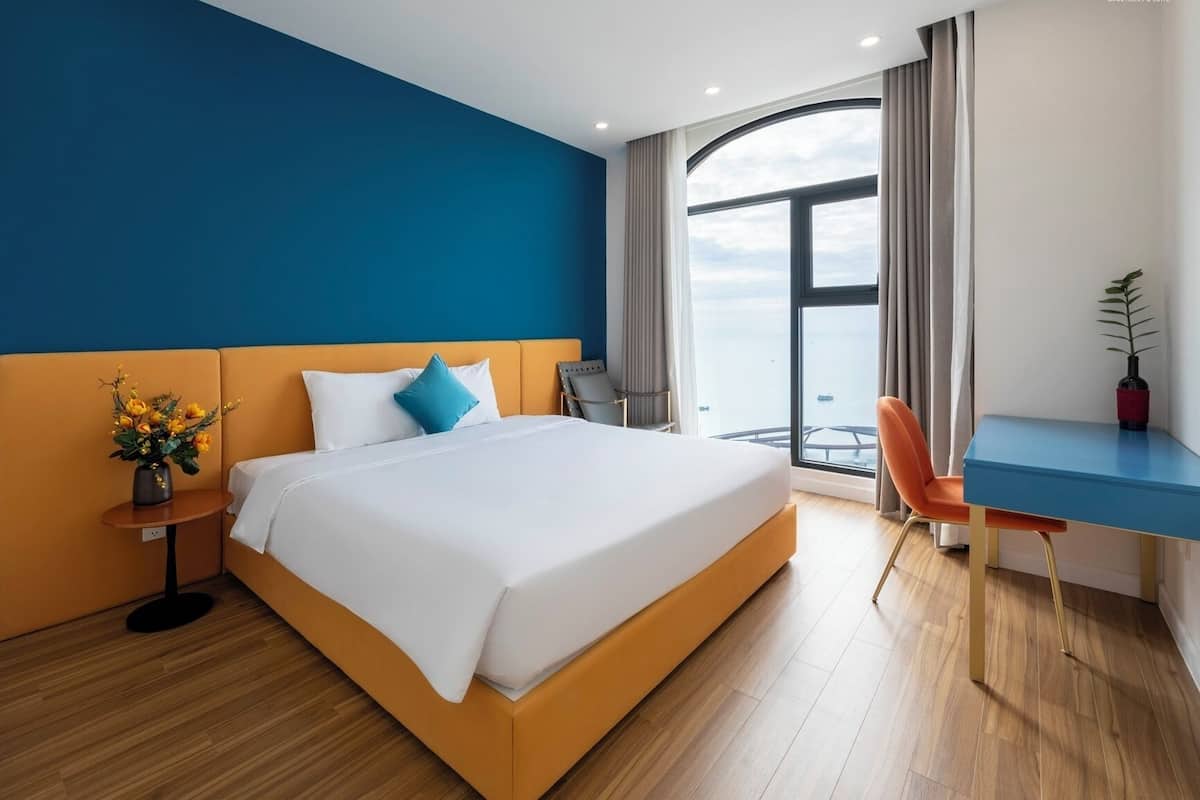 Deluxe-Apartment, 1 Schlafzimmer, Balkon, Strandblick | Hochwertige Bettwaren, Betten mit Memory-Foam-Matratzen, Minibar