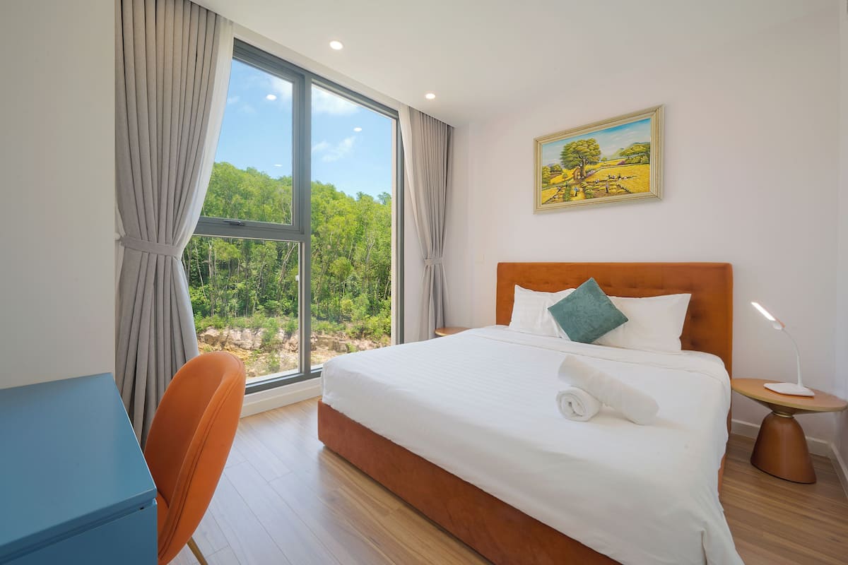 Premium bedding, memory-foam beds, minibar, individually decorated