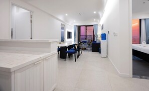 Apartamento luxo, 3 quartos, sacada, vista para a praia | Banheiro | Chuveiro, ducha de hidromassagem, produtos de toalete grátis 