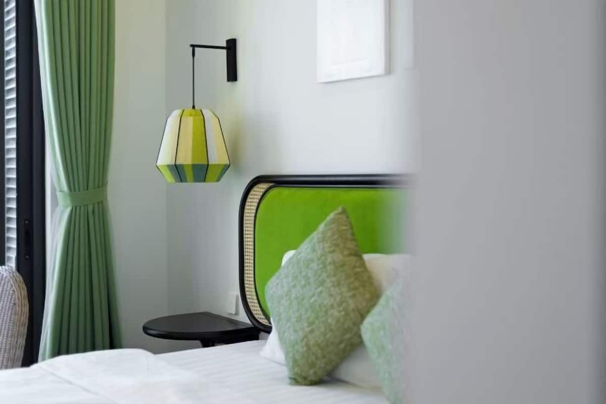 Ropa de cama de alta calidad, colchones con efecto memoria y minibar