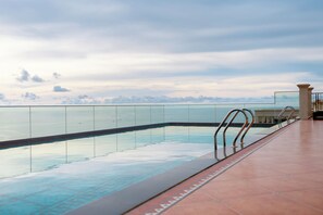 Ulkouima-allas, aurinkovarjoja, aurinkotuoleja