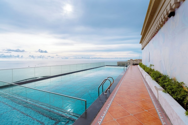 Piscina a l'aire lliure, para-sols i gandules