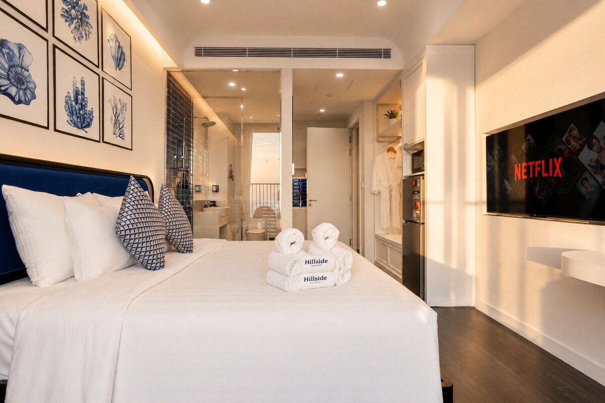 Deluxe Studio, Balcony, Beach View | Premium bedding, memory foam beds, minibar, desk