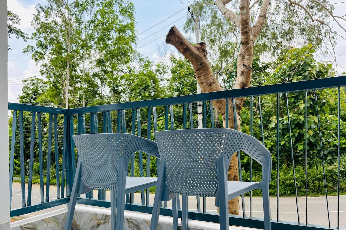 Un balcon avec deux chaises et un sol en marbre.