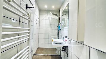 Haartrockner, Handtücher, Shampoo, Toilettenpapier