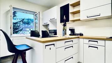 Fridge, oven, stovetop, dishwasher