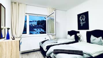 2 habitaciones, tabla de planchar con plancha y ropa de cama