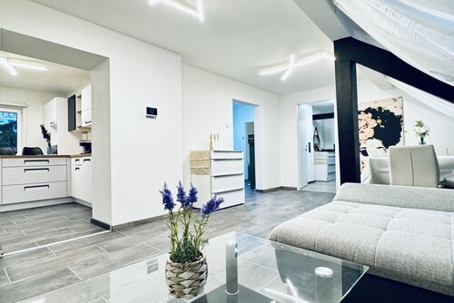 2BR&1LR Apt. Suitable for 7P, Peaceful Stay