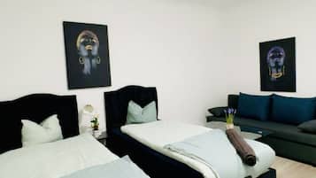 2 habitaciones, tabla de planchar con plancha y ropa de cama