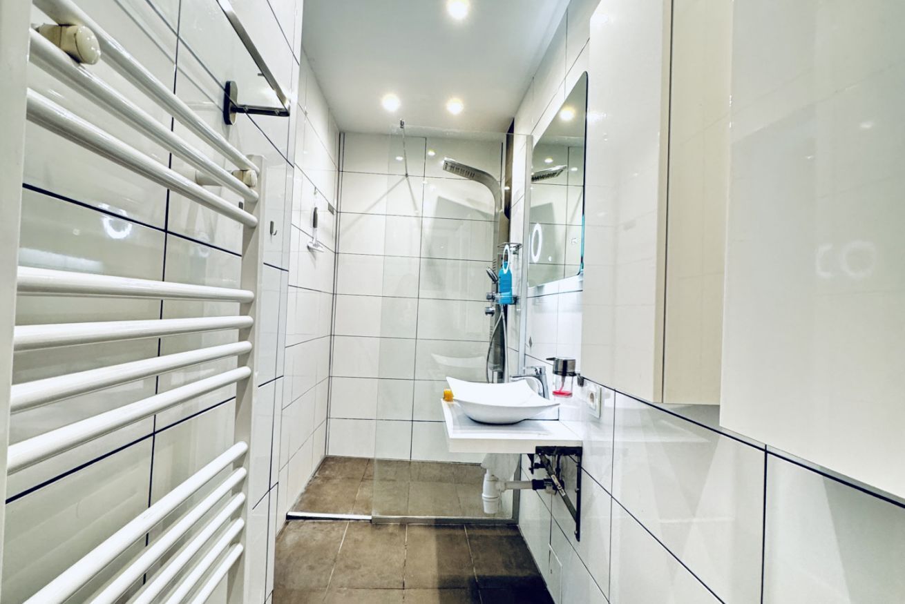 Dusche, Haartrockner, Handtücher, Shampoo