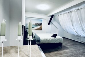 2 dormitorios, tabla de planchar con plancha, ropa de cama