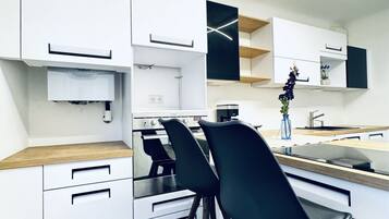 Fridge, oven, stovetop, dishwasher