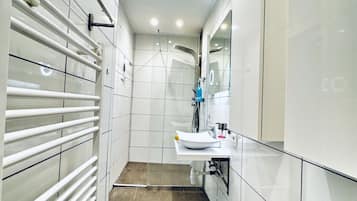Secadora de cabello, toallas, shampoo, papel de baño