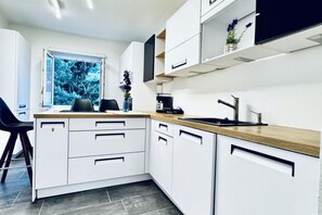 Fridge, oven, stovetop, dishwasher