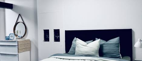 2 عدّة غرف نوم ومكواة/لوح كي وملاءات أسرّة