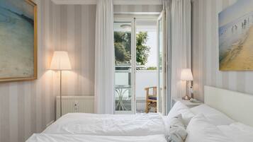 Tabla de planchar con plancha, wifi gratis y ropa de cama