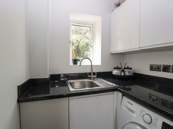 Cookware/dishes/utensils