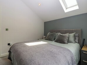 1 bedroom, individually decorated, individually furnished, free WiFi