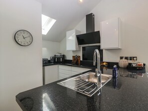 Batterie de cuisine, vaisselle et ustensiles