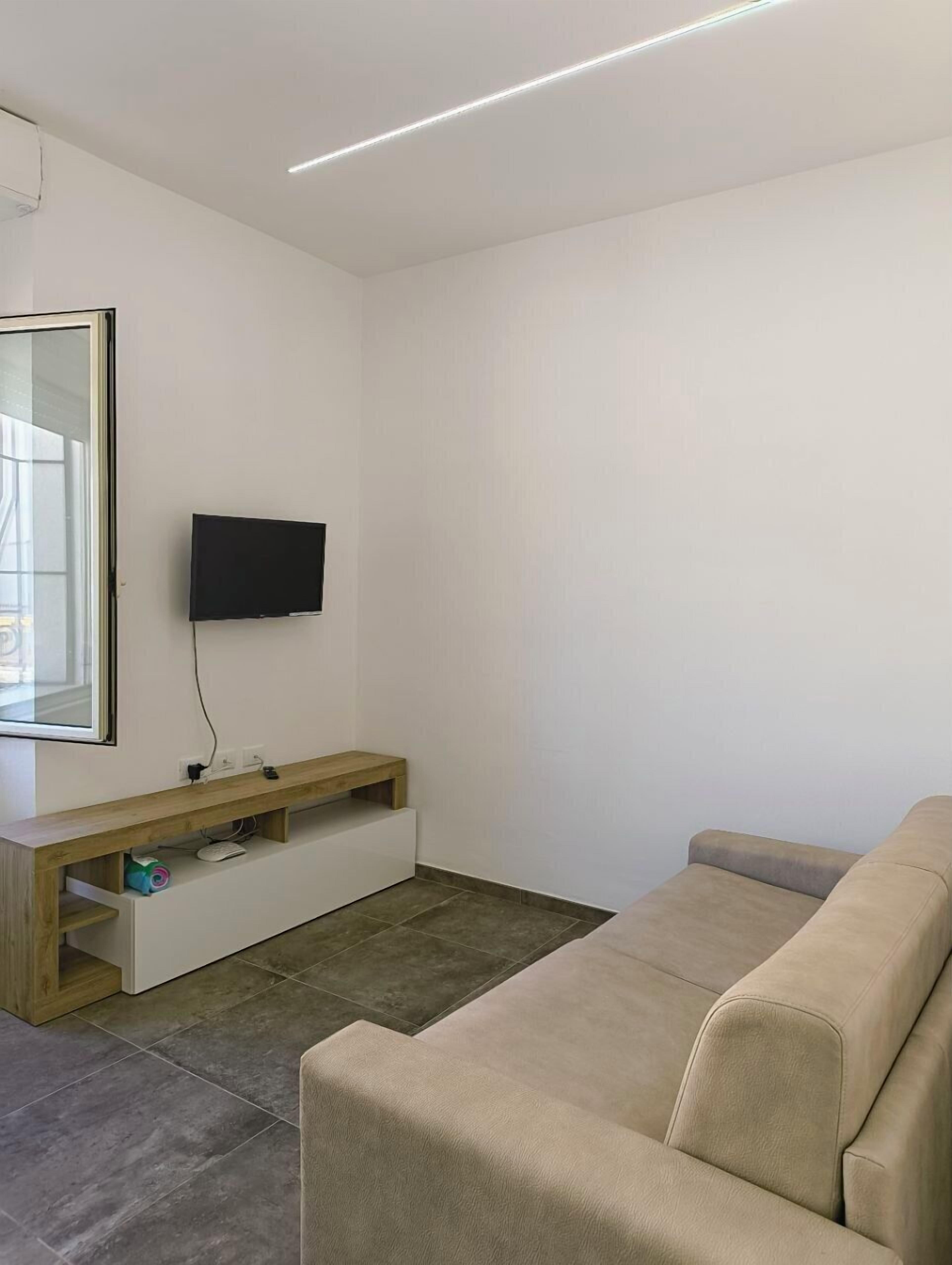 Studio Basic | Area keluarga | Smart TV 32-inci dengan saluran TV kabel dan layanan streaming