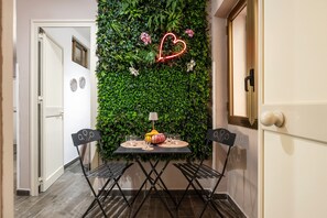 Dining - Holiday Home 'Nica' with Shared Terrace, Balcony and Air Conditioning (Palermo)