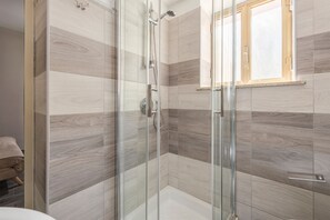 Dusche, Haartrockner, Handtücher