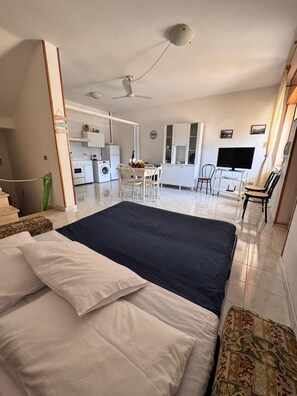 2 chambres, fer et planche à repasser, Wi-Fi, draps fournis