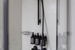 Dusche, Haartrockner, Handtücher, Seife