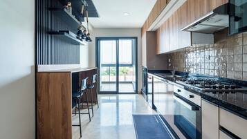 Réfrigérateur, four, lave-vaisselle, bouilloire électrique