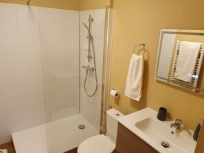 Douche, sèche-cheveux, serviettes fournies, savon