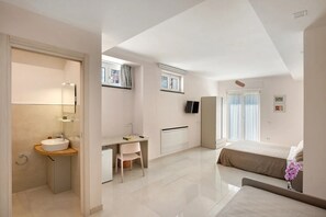 3 bedrooms, iron/ironing board, WiFi, bed sheets - Holiday Home 'Stabiae Charm' with Balcony, Wi-Fi and Air Conditioning (Castellammare di Stabia)