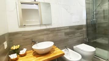 Dusche, Haartrockner, Bidet, Handtücher