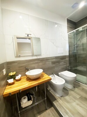 Doccia, asciugacapelli, bidet, asciugamani