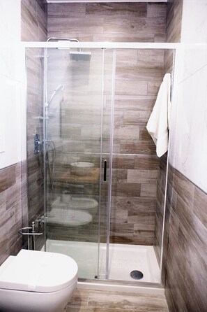 Dusch, hårtork, bidé och handdukar