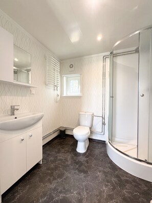 Chalet estándar, vistas a la colina | Baño | Ducha, secador de pelo, toallas y jabón