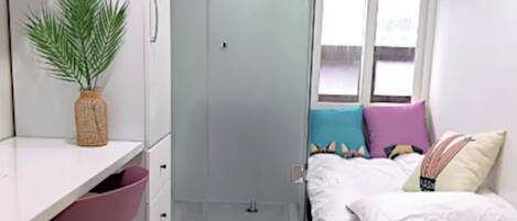 1 habitación, escritorio, wifi gratis y ropa de cama