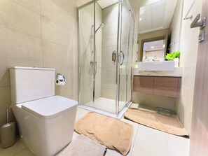 Dusche, Haartrockner, Bidet, Handtücher