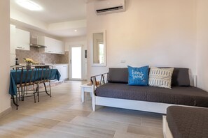 TV - Apartment 'Calarossa Beach House' with Sea View, Wi-Fi and Air Conditioning (Isola Rossa)