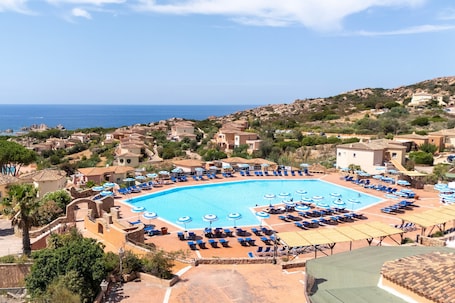 Pool. Apartment 'Calarossa Beach House' with Sea View, Wi-Fi and Air Conditioning