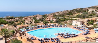   ‘Calarossa Beach House’ Apartment with Sea View, Wi-Fi and Air Conditioning