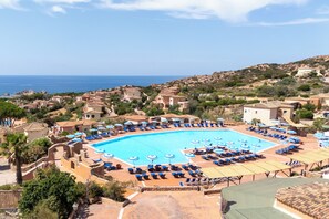 Pool - Apartment 'Calarossa Beach House' with Sea View, Wi-Fi and Air Conditioning (Isola Rossa)