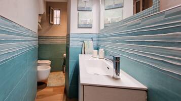 淋浴设施、免费洗浴用品、吹风机、毛巾