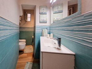 Een douche, gratis toiletartikelen, een haardroger, handdoeken