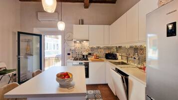 Frigorifero, microonde, forno, piano cottura