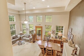 Télévision, cheminée, livres, chaîne hi-fi