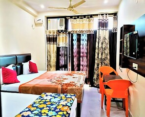 Standard Double Room | Free WiFi, bed sheets - Star Light Inn (New Delhi)