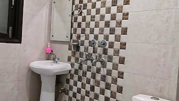 Shower, handuk, sabun, dan sampo